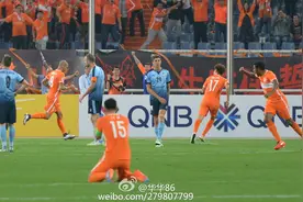 心碎!山东鲁能李微这一跪跪的人心都碎了！图片