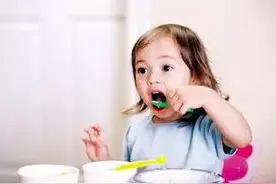 还在为宝宝吃饭的事苦恼?看完这个再也不用追着宝宝喂饭！图片
