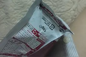 刚买的奶糕就被偷吃，质问二哈之后，没想到它露出这么可爱的表情图片