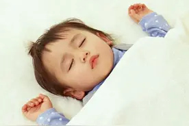 父母如何让宝宝睡出好的头型图片