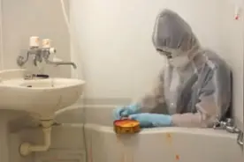 男子吃鲱鱼罐头全副武装，光听他的呕吐声就知道有多臭视频封面