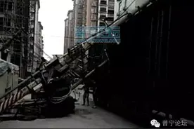 危险 | 大货车超高刮倒高压电线杆，周围工厂、住户躺枪停电图片