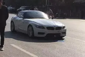 电动车和豪车相撞！到底是谁在任性？图片