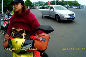 女子被罚故意刁难 交警当街数硬币图片