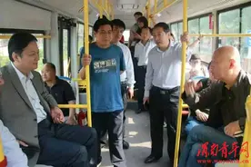 周末，韩城市长褚锦锋坐公交体验出行!图片