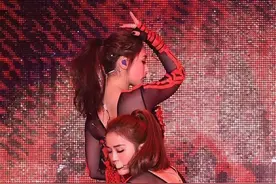 TWINS亲亲加腿咚！阿sa深情抚摸阿娇！图片