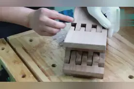 「木工」制作一把用一整块木头制成的鲁班凳（也叫瞎掰凳，炕枕）