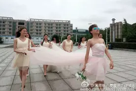 笑喷！网友曝长沙某高校学生拍反串婚纱毕业照图片