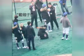 工作人员花式给王俊凯带帽子，您的小可爱王俊凯已经上线视频封面