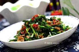 只会韭菜炒蛋吗？那你错了，韭菜炒肉营养价值更高！图片
