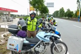 上百辆摩托车强闯高速 兵分多路与警察打“游击战”图片