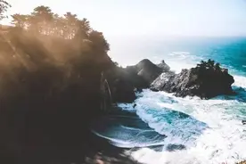 他们掉下的书袋，狠狠地砸到了自己的脚图片