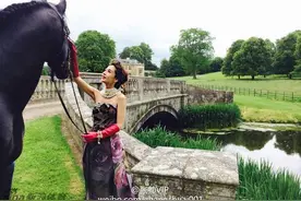 Angelababy竟然也爱骑马，英国古堡拍大片变身贵族公主图片