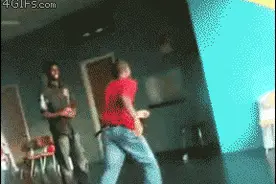 爆笑gif图：大家看着，我也能表演一个漂亮的后空翻！图片