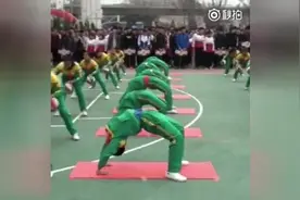 大连凌水小学的篮球操太整齐太壮观，大家看看视频封面
