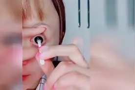 进来让你更直观的看戴美瞳和不戴美瞳的区别