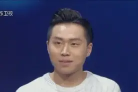 这是我见过唱歌最好听的男生，女生争着和他合唱！孟非：再来一首