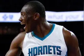 那个摇手指的家伙是谁  只得5分  却让全场高呼MVP！图片