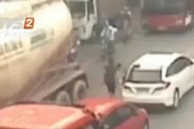 正能量：广东南海油罐车压倒女士 怀孕护士出手相救视频封面