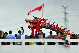 1560名苗家汉子抬行2公里 “中华苗族第一龙”下水图片