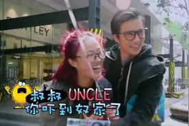 段子手薛之谦街头“要饭” 为20块强抱女同学 画面太美图片