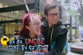 段子手薛之谦街头“要饭” 为20块强抱女同学 画面太美图片