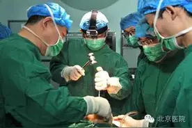 北京医院援疆专家张耀南用3D打印术成功施行铰链型膝关节置换术图片