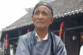 古镇72岁老人民国装束老剃头担子坚守祖传老手艺图片