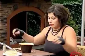 外国人超爆笑恶搞吃粪便，不笑算我服你！图片