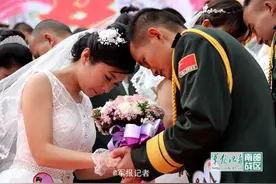 火箭军某部举行集体婚礼 百对新人喜结连理图片