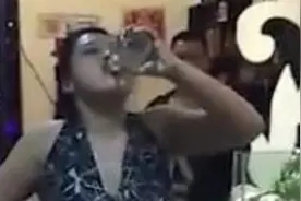 实拍东北女汉子一口气喝三斤白酒，一般男的是比不过了！