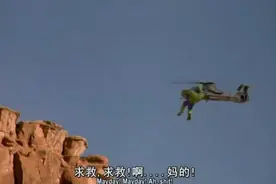 直升机发射导弹对付绿巨人，场面火爆，绿巨人勇猛无敌