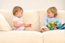 真奇怪，为什么孩子总喜欢抢别人手里的东西？图片