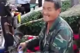 山东一大爷街头演讲堪比领导，网友推其当市长！图片