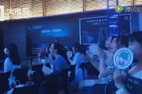 LPL谁的女粉最多？爱萝莉上台比赛 女粉惊叫连连图片