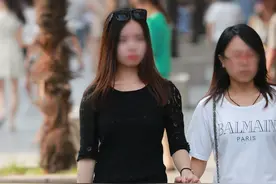 小夏街拍：长腿紧身牛仔破了个大洞，春光乍现，豁然开朗图片