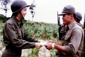 邓丽君去金门前线劳军的旧照片：她把香吻给了谁图片