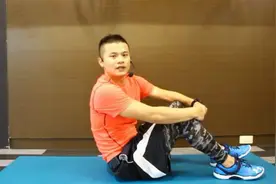 每天仰卧起坐，怎么还练不出腹肌？看看你的仰卧起坐动作标准嘛