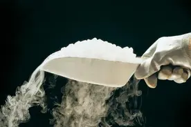 干冰VS液态铝，接下来会发生什么事？图片