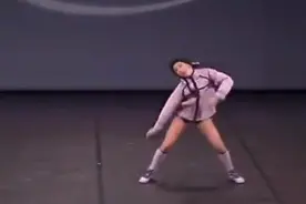 史上最诡异的舞蹈视频，小女孩模仿木偶人对芭蕾舞进行反讽！视频封面