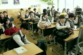 班主任竟误打误撞错把所有情侣安排坐在一起了！视频封面