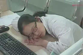 产科医生除夕晚上放弃年夜饭，整夜值班，累到趴桌上休息！视频封面