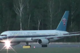 中国南方航空公司空中美男子波音757-200客机莫斯科机场起降视频封面