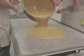 原来小块的巧克力糖是这样制作出来！一整锅倾倒下来的感觉很舒服