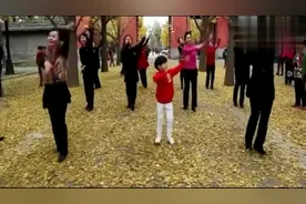 北京五岁小正太领头跳广场舞爷爷奶奶跟着跳，太萌了