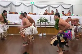 最狂野的伴郎团，新婚舞蹈热血沸腾，亲友向场地投满钱币！视频封面