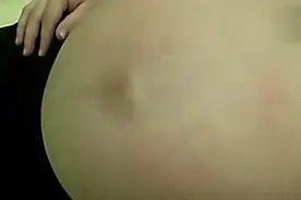 丈夫拍下妻子孕期婴儿宫缩胎动，丈夫看的目瞪口呆！视频封面