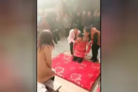 傻子新娘结婚，死活不肯下跪磕头，不知道她明不明白结婚啥意思？视频封面