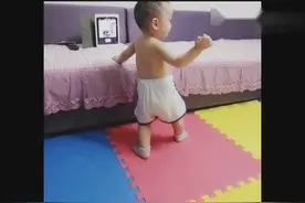 5个月宝宝自己站起来走三米多，让妈妈感到好意外视频封面