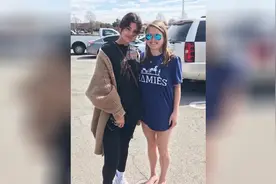 你来我也来，贾斯汀比伯晒与粉丝合照，傻脸赛琳娜紧随其后视频封面